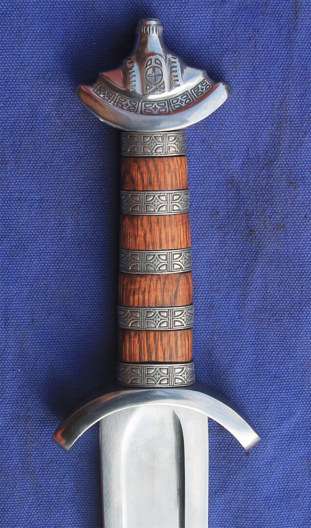 axon sword 9th-10th Century based on the gilling sword with incised rings and etched decorated pommel
						Leather grip as standard.
						Various blade dimensions available please confirm when ordering - 
						
						1.	66cm Blade  5cm Hilt  2.5cm Tip
						2.	76cm Blade  5cm Hilt  2.5cm Tip
						3.	76cm Blade  5cm Hilt  1.9cm Tip
						4.	76cm Blade  3.8cm Hilt  2.5cm Tip
						5.	76cm Blade  3.8cm Hilt 1.9cm Tip
						