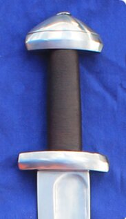 Single edged blade with triangular cocked hat pommel and narrow quillon